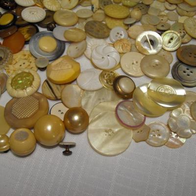 LOT 20  Antique and Vintage Buttons