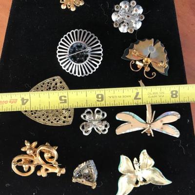 Lot of 10 Brooches / Pins [2006]