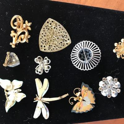Lot of 10 Brooches / Pins [2006]