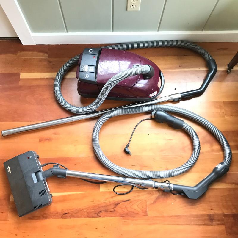 lot-47-miele-vacuum-cleaner-filters-and-bags-estatesales