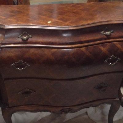 ANTIQUE ROBUST WOOD CHEST 31 x 34 x 15