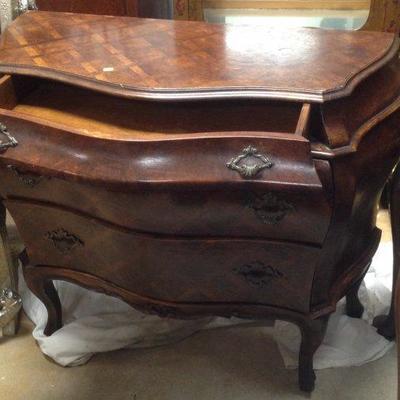 ANTIQUE ROBUST WOOD CHEST 31 x 34 x 15