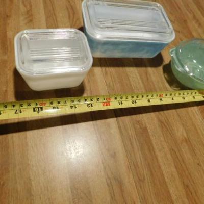 Set of Three Vintage Lidded Pyrex Dishes 