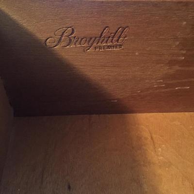 Lot 19 - Broyhill Bedroom Set