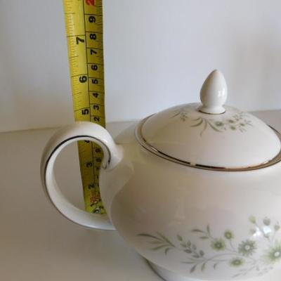 Wedgewood Westbury Platinum Trim Footed Teapot 9.5