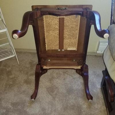 Cherry color wood end table with small drawer 