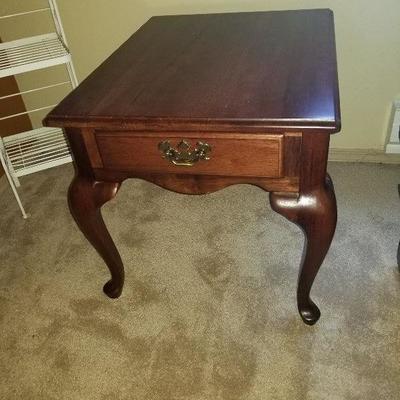 Cherry color wood end table with small drawer 