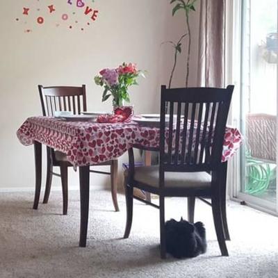 NICE Dining Room Table With Leaves & 6 Chairs 