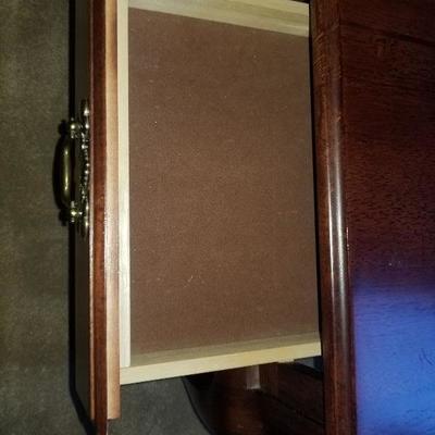 Cherry color wood end table with small drawer 