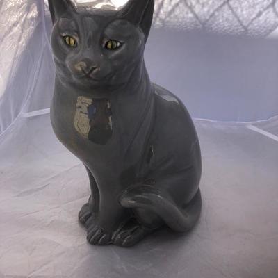Cat statue 