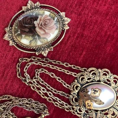 #44 Lot/ Pins pendants Cameo Vintage Costume Jewelry