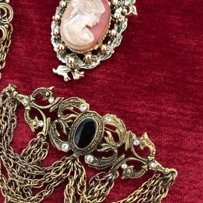 #44 Lot/ Pins pendants Cameo Vintage Costume Jewelry