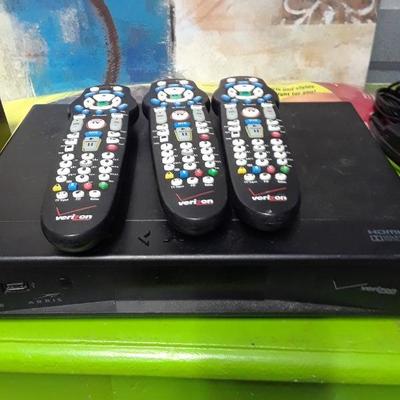 VERIZON CABLE TV BOX WITH DVR AND 3 REMOTES