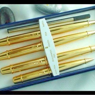 Rare Vintage Bill Blass 4 Piece Pen & Pencil Set in gold