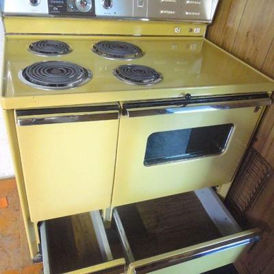 Lot 147: Vintage GE P7 Stove Range 1980's Harvest Gold