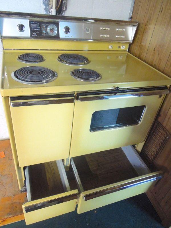 Lot 147 Vintage GE P7 Stove Range 1980's Harvest Gold