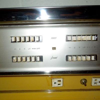 Lot 147: Vintage GE P7 Stove Range 1980's Harvest Gold