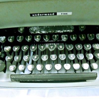 Lot 23: Vintage Underwood 5 Manual Typewriter with Cover (1 of 2)