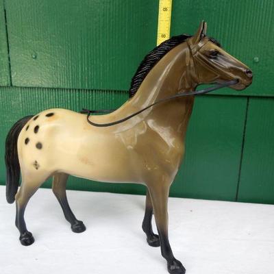 Lot 232: Log Cabin and 1960's Model Horses
