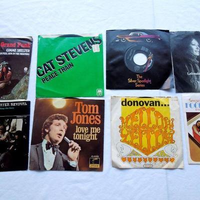 Lot 108: Vinyl 45 rpm Collection in Sleeves x 32