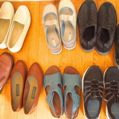 Lot 157: 10 Pairs Like New Ladies Shoes and Oscar de la Renta Garment Luggage
