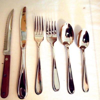 Lot 167: Flatware Set , Knives and Cutlery