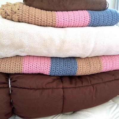 Lot 162: Blankets and Afghans