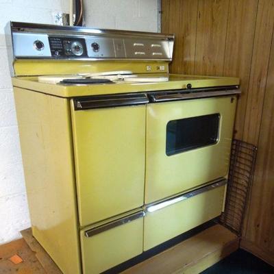 Lot 147: Vintage GE P7 Stove Range 1980's Harvest Gold