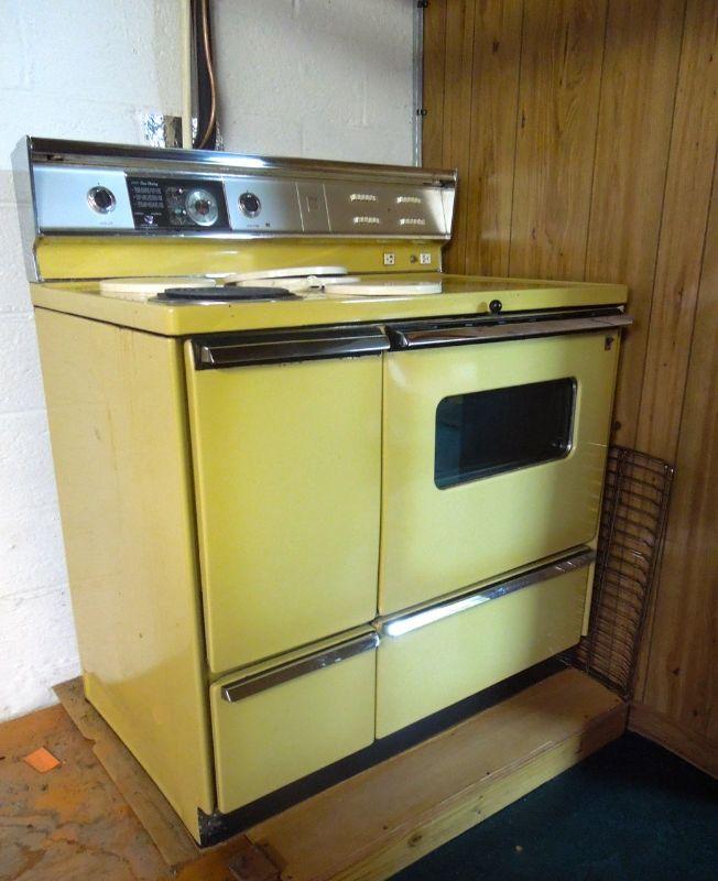 Lot 147 Vintage GE P7 Stove Range 1980's Harvest Gold