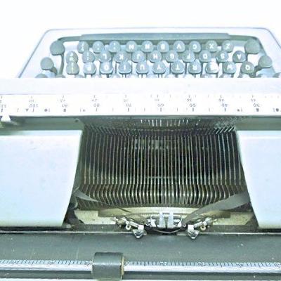 Lot 24: Underwood 5 Manual Typewriter with Cover (2 of 2)
