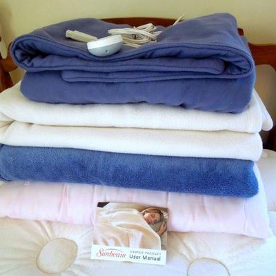 160: Twin Electric Blanket, Two Other Blankets and Qulit