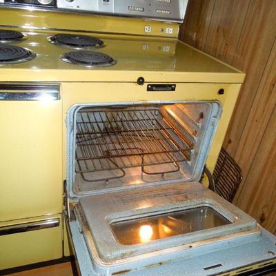 Lot 147: Vintage GE P7 Stove Range 1980's Harvest Gold