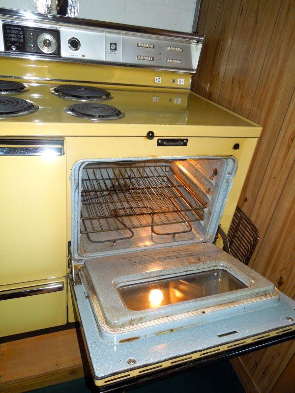Lot 147 Vintage GE P7 Stove Range 1980