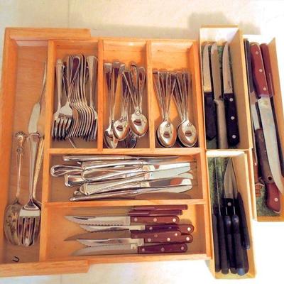 Lot 167: Flatware Set , Knives and Cutlery
