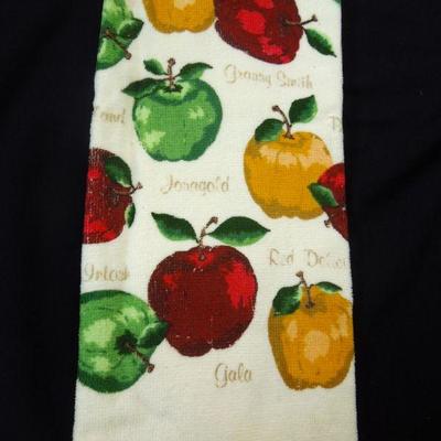 Lot 15: Apple Decorum  and Linens for Home