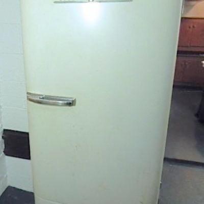 Lot 79: Vintage 1947 GE Refrigerator Working! 