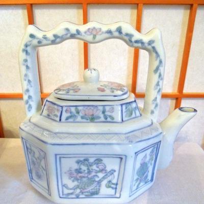 Lot 152: Group of Decoratives and Collectibles