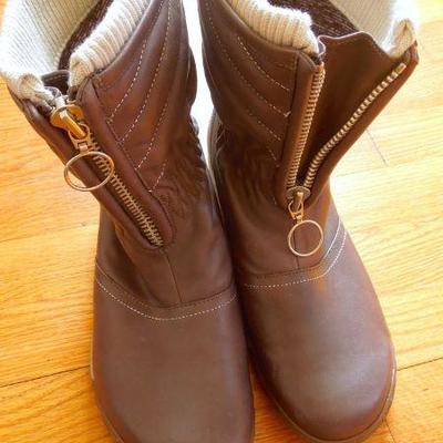 Lot 157: 10 Pairs Like New Ladies Shoes and Oscar de la Renta Garment Luggage