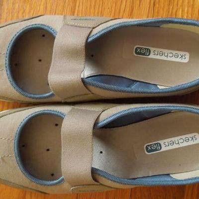 Lot 157: 10 Pairs Like New Ladies Shoes and Oscar de la Renta Garment Luggage