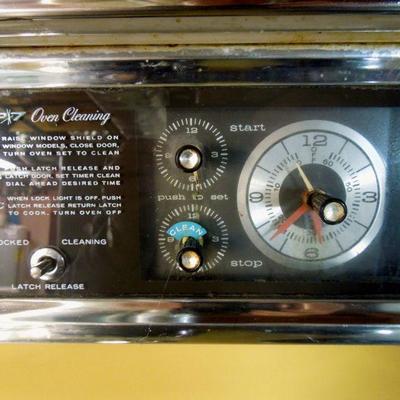 Lot 147: Vintage GE P7 Stove Range 1980's Harvest Gold