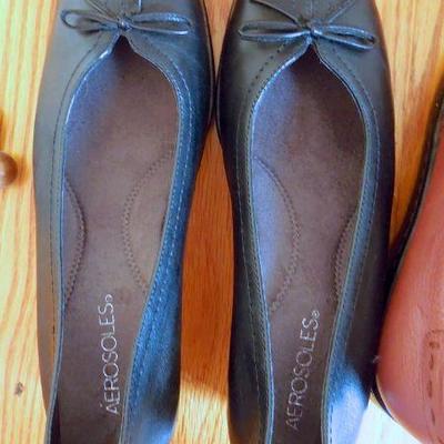 Lot 157: 10 Pairs Like New Ladies Shoes and Oscar de la Renta Garment Luggage