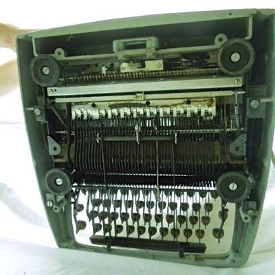 Lot 24: Underwood 5 Manual Typewriter with Cover (2 of 2)