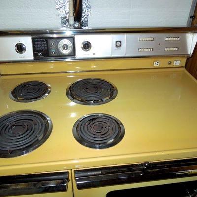 Lot 147: Vintage GE P7 Stove Range 1980's Harvest Gold
