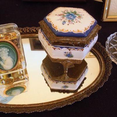 Lot 94: Vintage Ladies Dressing Room Items