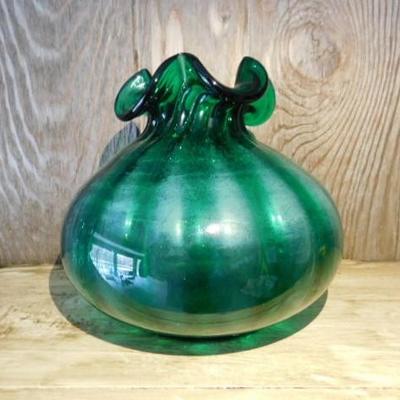 Green Ribbon Edge Art Glass Vase 8