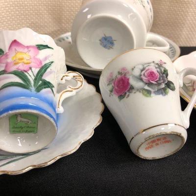 Beautiful Tea cup Lot of 4 cup and 3 saucers 