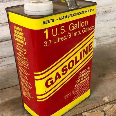 Vintage metal 1 gallon gas can
