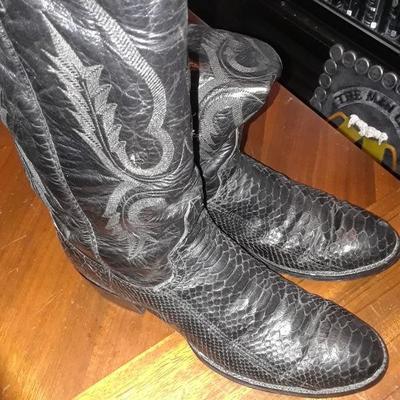 MENS LARRY MAHAN SIZE 10 BLACK SNAKE SKIN BOOTS WITH LEATHER SOLES. EstateSales