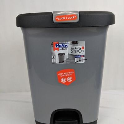 7 Gal Hefty StepOn Garbage Can, Lockable, Keeps Pets/Kids Out - New