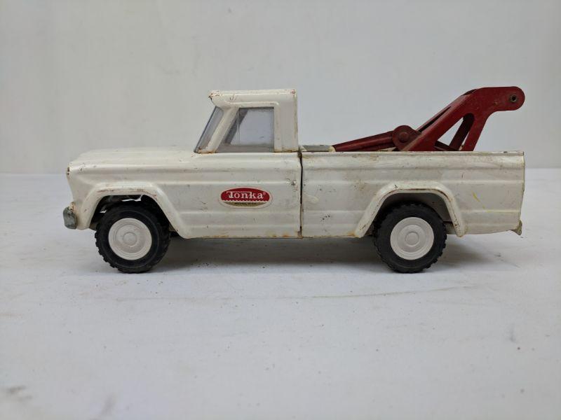 white tonka tow truck